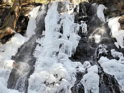富士河口湖畔的瀑布結冰，成了一道“冰瀑”。