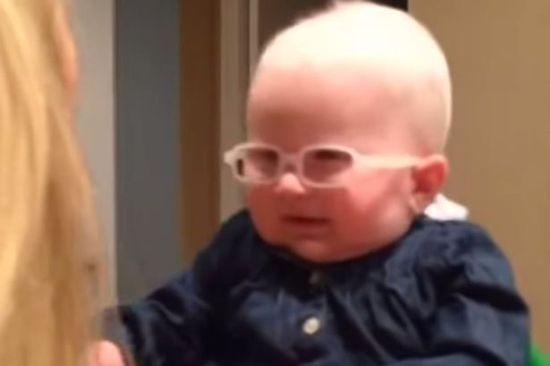 英國白化病兒童透過特制鏡片首次見親媽。