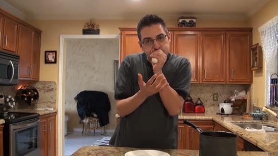 這名男子用手捏緊雞蛋，從窄口一吹，便能輕易把雞蛋吹出，而且不帶任何碎片。