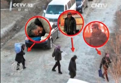 乞討完畢后，各有分工的乞討者們聚在一起，結(jié)伙回到居住地。央視截圖