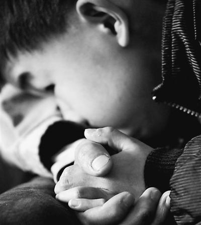 10歲小兒子緊緊握著哥哥的手。資料圖片