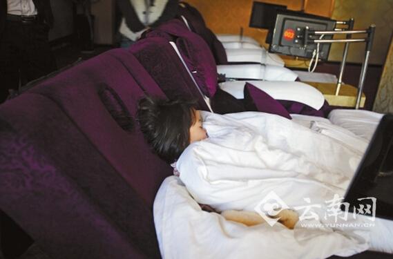 夜里，孩子就睡在沙發(fā)躺椅上。