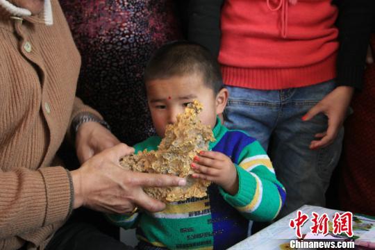 新疆青河縣一牧民上周意外撿到重7.85公斤公斤左右的一塊狗頭黃金，這塊黃金酷似中國地圖。