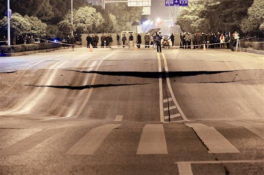 地面繼續(xù)下沉，路面斷裂