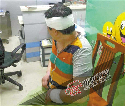 昨日，受傷的游客譚先生在醫(yī)院接受治療。