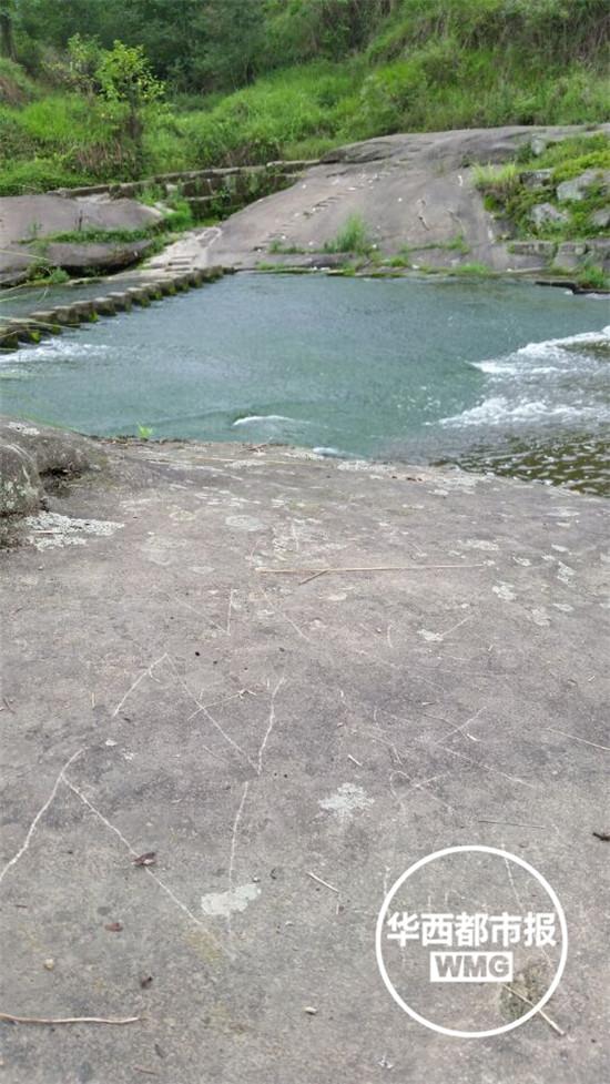 地上寫著：ZZ，我喜歡你