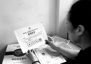 思念小寶的時(shí)候，李女士就一遍遍整理孩子留在家里的物品。