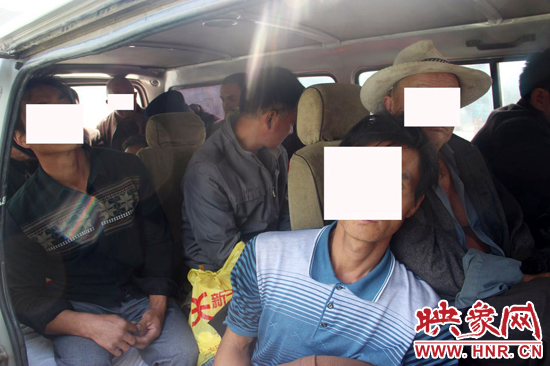 一輛8座的面包車竟然擠進17個人。