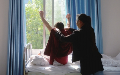 出院前，窗外透進(jìn)一道陽(yáng)光，打在他的身上。