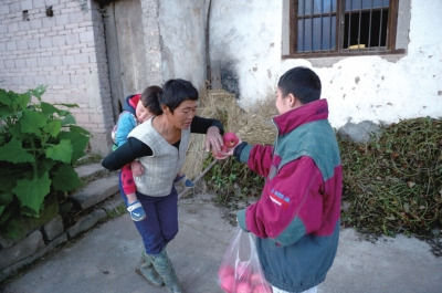 看到他遞來(lái)蘋(píng)果，村人尷尬地笑笑，婉拒了。