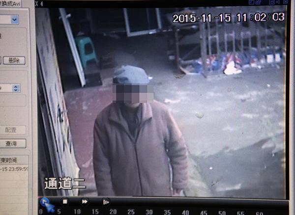 2015年11月17日，鄰居家的監(jiān)控在事發(fā)當(dāng)天拍到老人生前遺像。澎湃新聞?dòng)浾?雍凱 圖