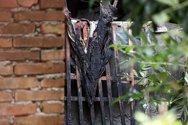 被燒焦的窗沿。澎湃新聞?dòng)浾?雍凱 圖