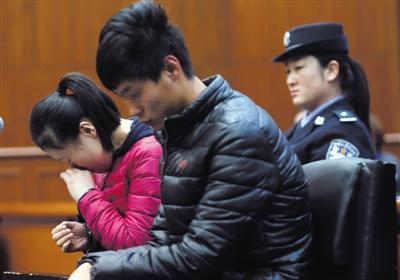 昨日，因殺死自己的親生兒子，被告人王某受審，其男友喬某則因涉嫌幫助毀滅證據(jù)罪受審。