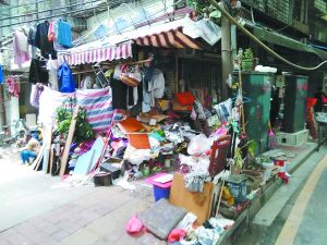 工作人員清理前，阿姨家周圍垃圾如山。