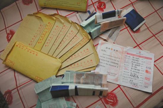 廖弟友捐款后保存的部分收據(jù)。