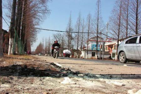 現(xiàn)場(chǎng)有條帶血的輪胎印記。