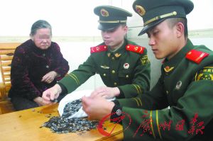 手機內(nèi)存卡因體積小、價值高，成為水客走私的“新寵”。圖為邊防官兵正在清點走私物品。