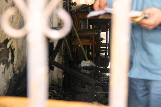 老太疑因吸煙引燃被褥命喪火海 子女熟睡未察覺(jué)