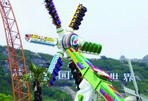 3月28日零點(diǎn)剛過(guò)幾分鐘，上海迪士尼6月16日開(kāi)園日的門票就宣告售罄，巨大的訪問(wèn)量一度導(dǎo)致票務(wù)系統(tǒng)出現(xiàn)間歇性故障，被網(wǎng)友調(diào)侃“激烈程度堪比春運(yùn)”。網(wǎng)上甚至有“黃?！睂⒁粡堥_(kāi)園門票炒到幾千元。