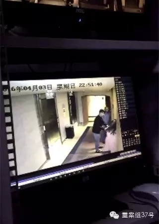 一女子在酒店被陌生男子拖拽。    視頻截圖