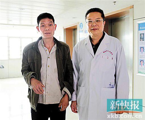 黃式水與增城區(qū)人民醫(yī)院醫(yī)生合影。 通訊員供圖