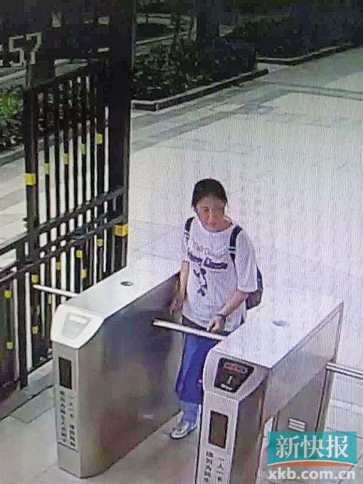 小區(qū)監(jiān)控拍到,保姆“李晴”于14日下午1時(shí)55分背著官女士的背包離開。均為當(dāng)事人供圖