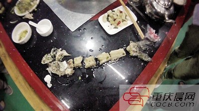 拼出魚骨，推斷魚沒有3斤8兩。 本報記者 平索茜 攝