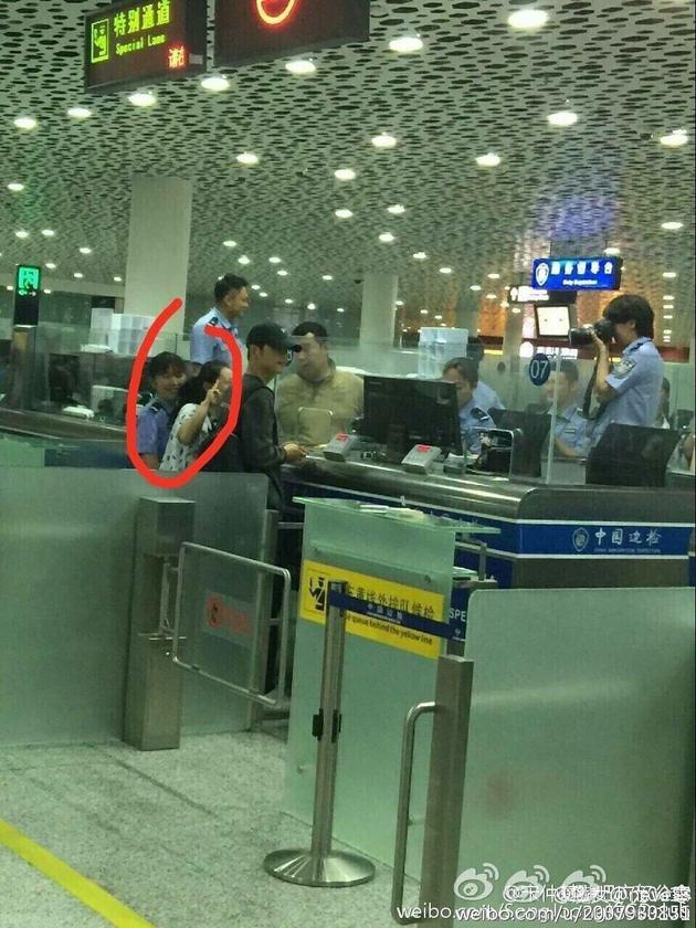 網(wǎng)友在得知此事后，紛紛炮轟上傳照片的人，認(rèn)為該舉動嚴(yán)重侵犯了一人的隱私，涉嫌犯罪