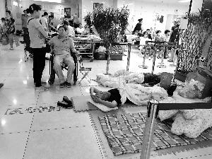 協(xié)和醫(yī)院門外商販出租的床，12小時500元。