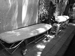 天壇醫(yī)院外商販出租的床，一天350元。汪慧賢/攝