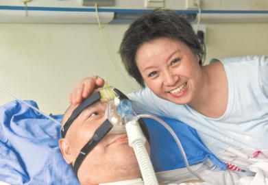 一年多來，楊曉華陪伴著臥病在床的男友，一日三餐悉心照料，毫無怨言。