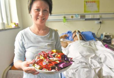 下周三兩人有望拿到結(jié)婚證，21日，喜氣洋洋的楊曉華已經(jīng)準(zhǔn)備好了喜糖。