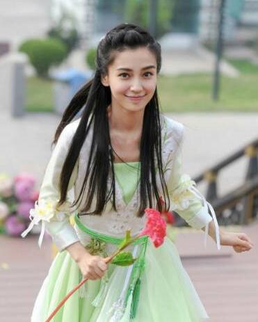 但是和倪妮站在一起，黑了一個色號，整個人都有點黯淡了。