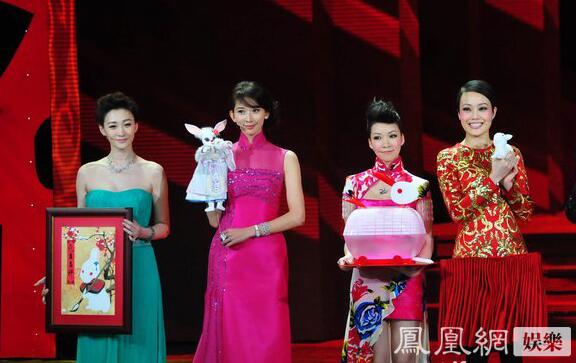 一直覺得長得奇怪的景甜，跟劉天仙的合影，竟然還不錯。