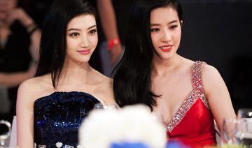 除了白，在合影中還有另外一個制勝法寶，就是——高。