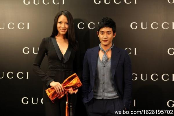 最右竟然是何韻詩，信號滿格……