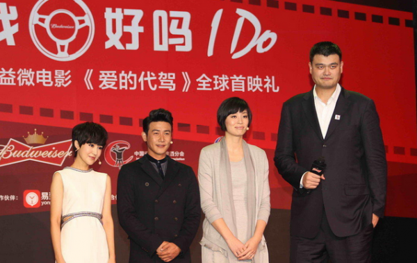 易建聯(lián)與姚明的合影本來好好的，丁俊暉一出現(xiàn)，立馬變“深V”，心疼小暉一秒