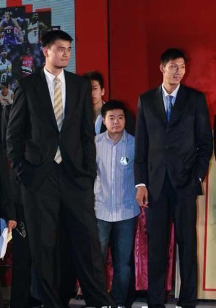 鄧超夫婦以及于嘉、林書豪，放在人群里都是不錯的身高，顯然，他們選錯了參照物。