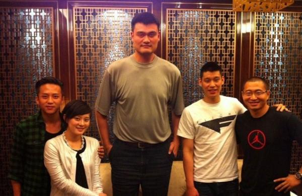 姚明+曾志偉，心疼兩人的脖子……