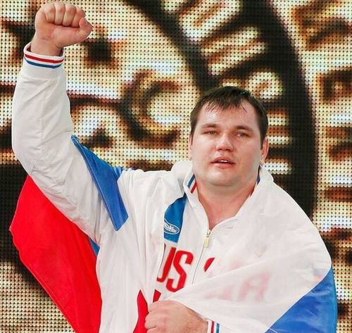 圖為2015年11月28日，阿列克謝·洛夫切夫在2015舉重世錦賽男子105公斤級頒獎儀式上慶祝。