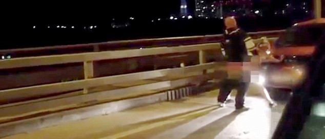 當(dāng)過往司機(jī)發(fā)現(xiàn)這對(duì)夫婦在立交橋上的奧迪汽車引擎蓋上“嘿咻”時(shí)，許多人靠邊停車觀看。（視頻截圖）