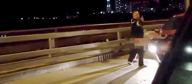 許多人拍攝到這對(duì)夫婦在引擎罩上“表達(dá)愛意”的方式，而男子甚至轉(zhuǎn)過頭來看鏡頭。（視頻截圖）