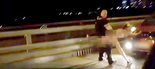 盡管許多人圍觀，但這對(duì)夫婦似乎對(duì)于露天表演毫不在意。（視頻截圖）