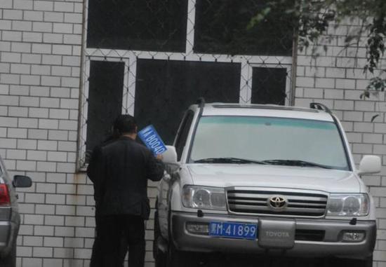 程父與程的“司機(jī)”在居住小區(qū)內(nèi)將黑AB0040車(chē)牌更換為黑M41899車(chē)牌，倆車(chē)牌號(hào)均為空號(hào)