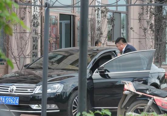 程海濤局長(zhǎng)駕駛的假牌車(chē)，停在縣低保局門(mén)前