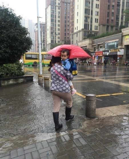 打傘小網紅本尊現(xiàn)身 抱她的不是奶奶是外婆