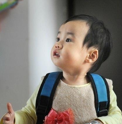 打傘小網紅本尊現(xiàn)身 抱她的不是奶奶是外婆