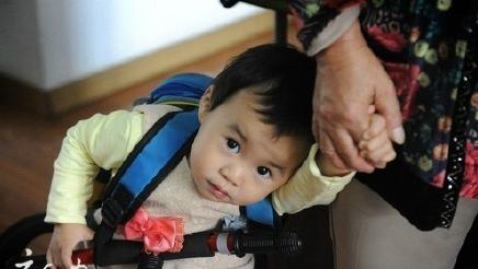 打傘小網紅本尊現(xiàn)身 抱她的不是奶奶是外婆