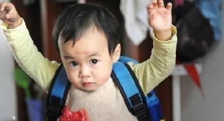 打傘小網紅本尊現(xiàn)身 抱她的不是奶奶是外婆