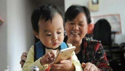 打傘小網紅本尊現(xiàn)身 抱她的不是奶奶是外婆